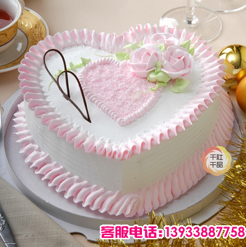 粉色心形鲜奶蛋糕，鲜奶油裱花点缀。