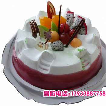 圆形鲜奶水果蛋糕，深红色果酱围边，时令水果、巧克力片装饰