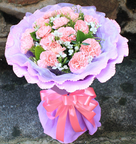 19枝粉色康乃馨   周围白色桔梗花点缀（没有换其他配花）  绿叶黄英搭配