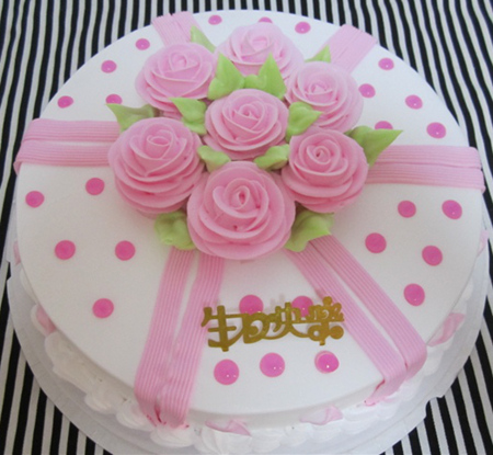 鲜奶蛋糕,粉色奶油玫瑰花点缀